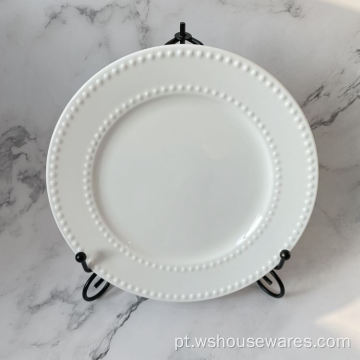 Utensílios de mesa de porcelana branca com relevo pérola